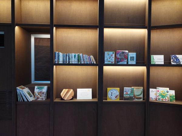 たくさんの植物関連の本が並んだ本棚