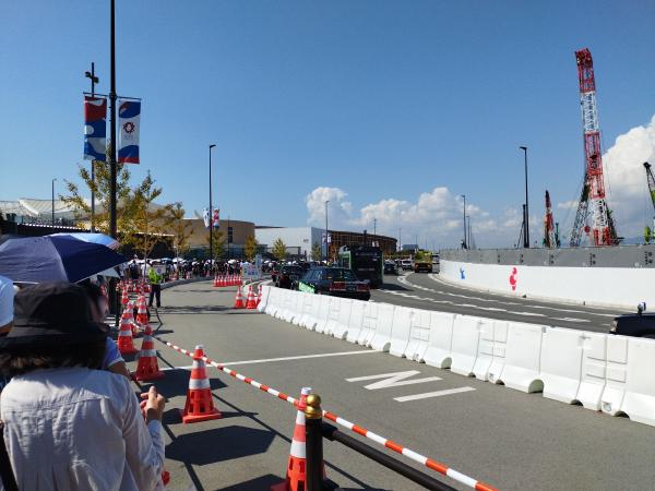 万博会場へ向かう歩道に続く行列の様子。遠くに大屋根リングが見える。