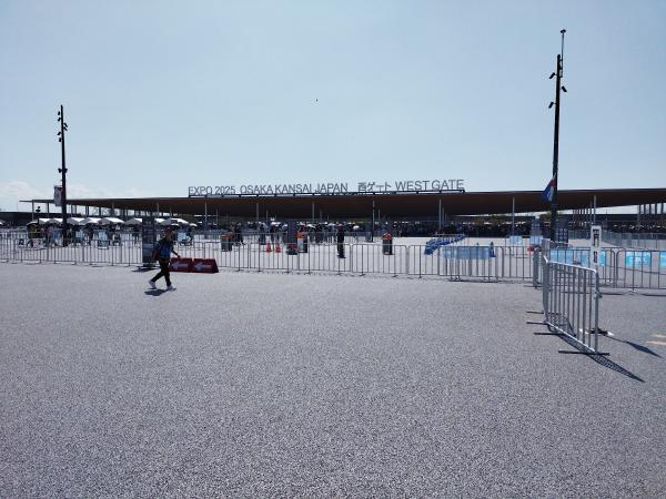 晴れた日に見る大阪・関西万博の西ゲート。手前には広大な広場が広がっています。