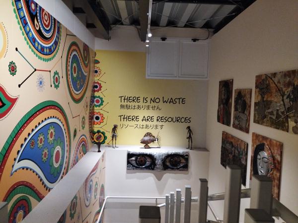 カラフルな模様の壁に目玉のオブジェが飾られており、上に「THERE IS NO WASTE, THERE ARE RESOURCES」のメッセージが書かれています。