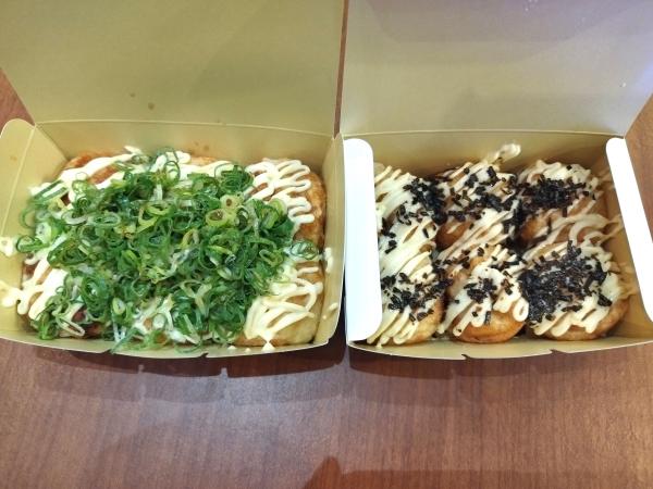 2種類のたこ焼き。左はネギとマヨネーズ、右はマヨネーズと塩昆布がかかっている。