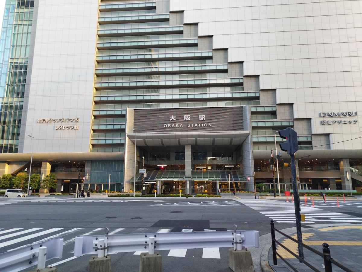 モダンな駅ビルがそびえ立つ、JR大阪駅の正面入り口。