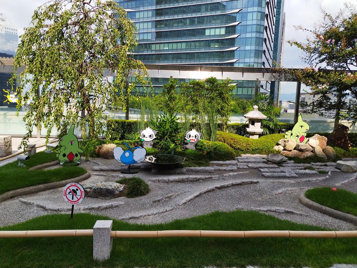 日本庭園風のスペースに飾られた、ポケモンのパネル。