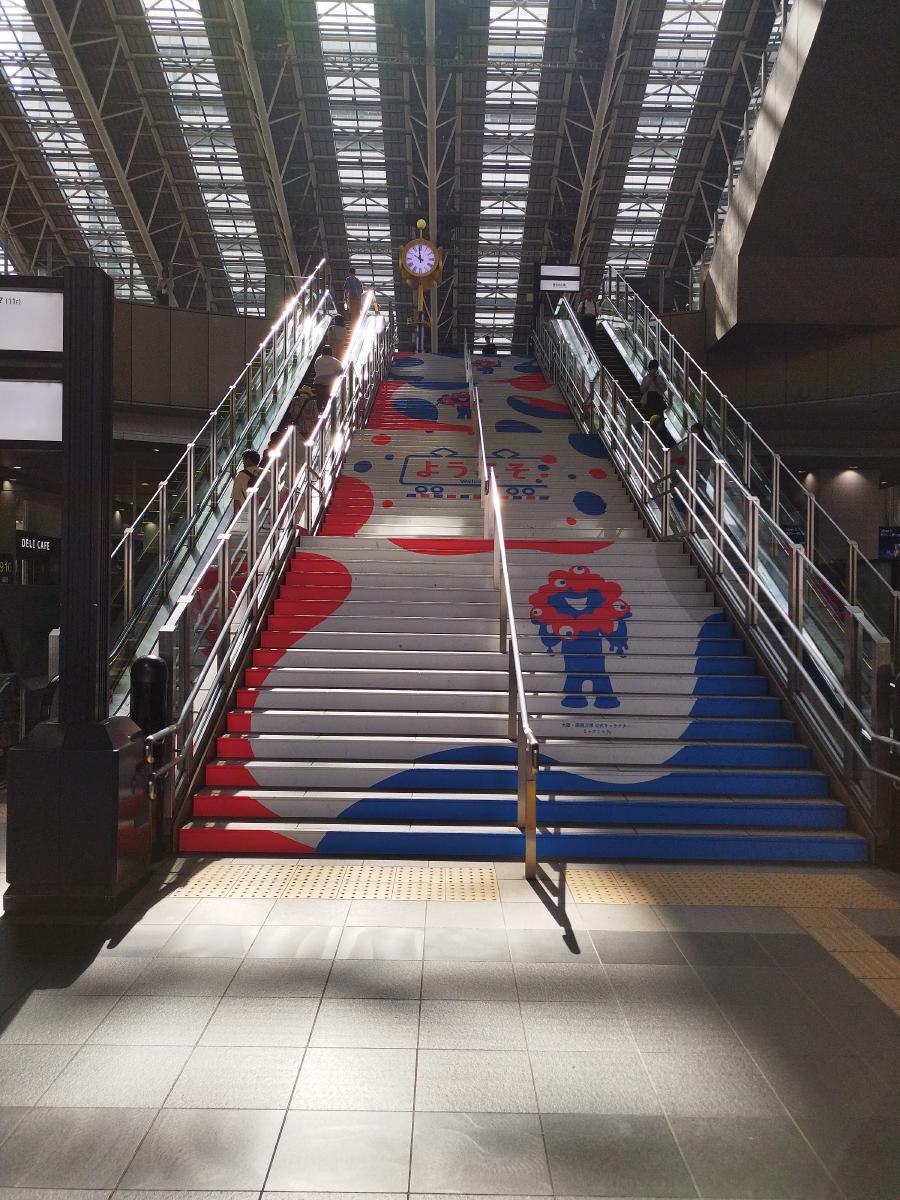 ミャクミャクが描かれた、大阪駅構内にある金時計下の大階段。