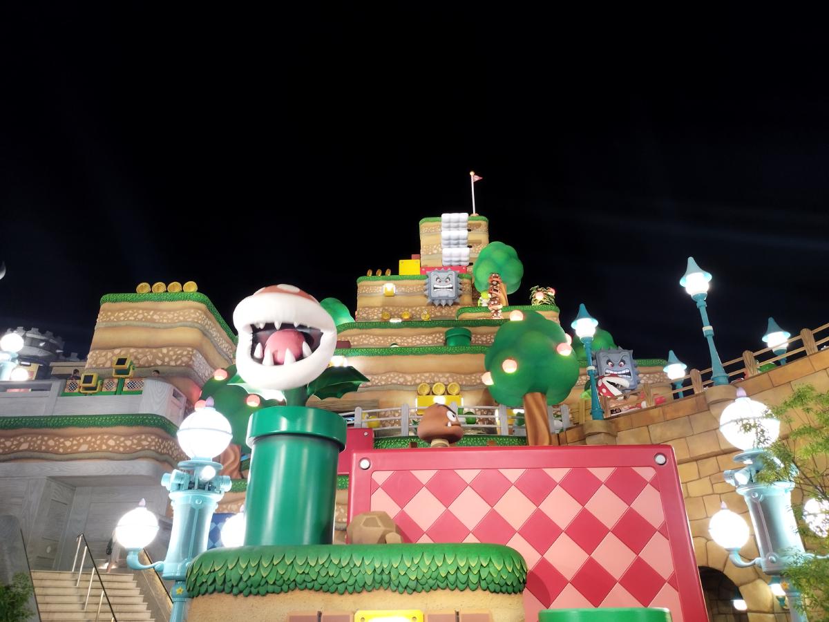 夜のピーチ城。ピンクの屋根と旗、そしてステンドグラスがロマンチックな雰囲気です。