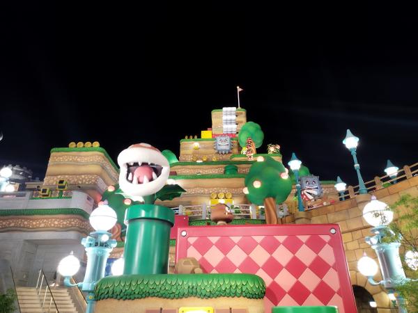 夜のピーチ城。ピンクの屋根と旗、そしてステンドグラスがロマンチックな雰囲気です。