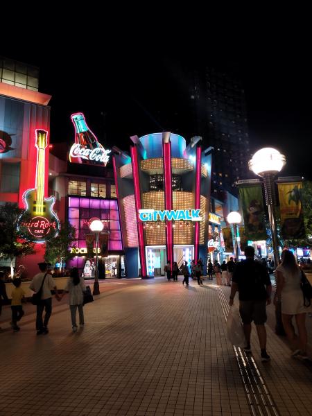 夜間、明るくライトアップされたユニバーサル・シティウォーク。ネオンサインが華やかです。